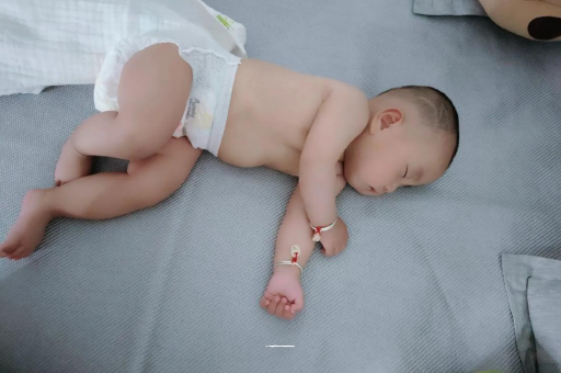 娄底三个月宝宝抬头不稳